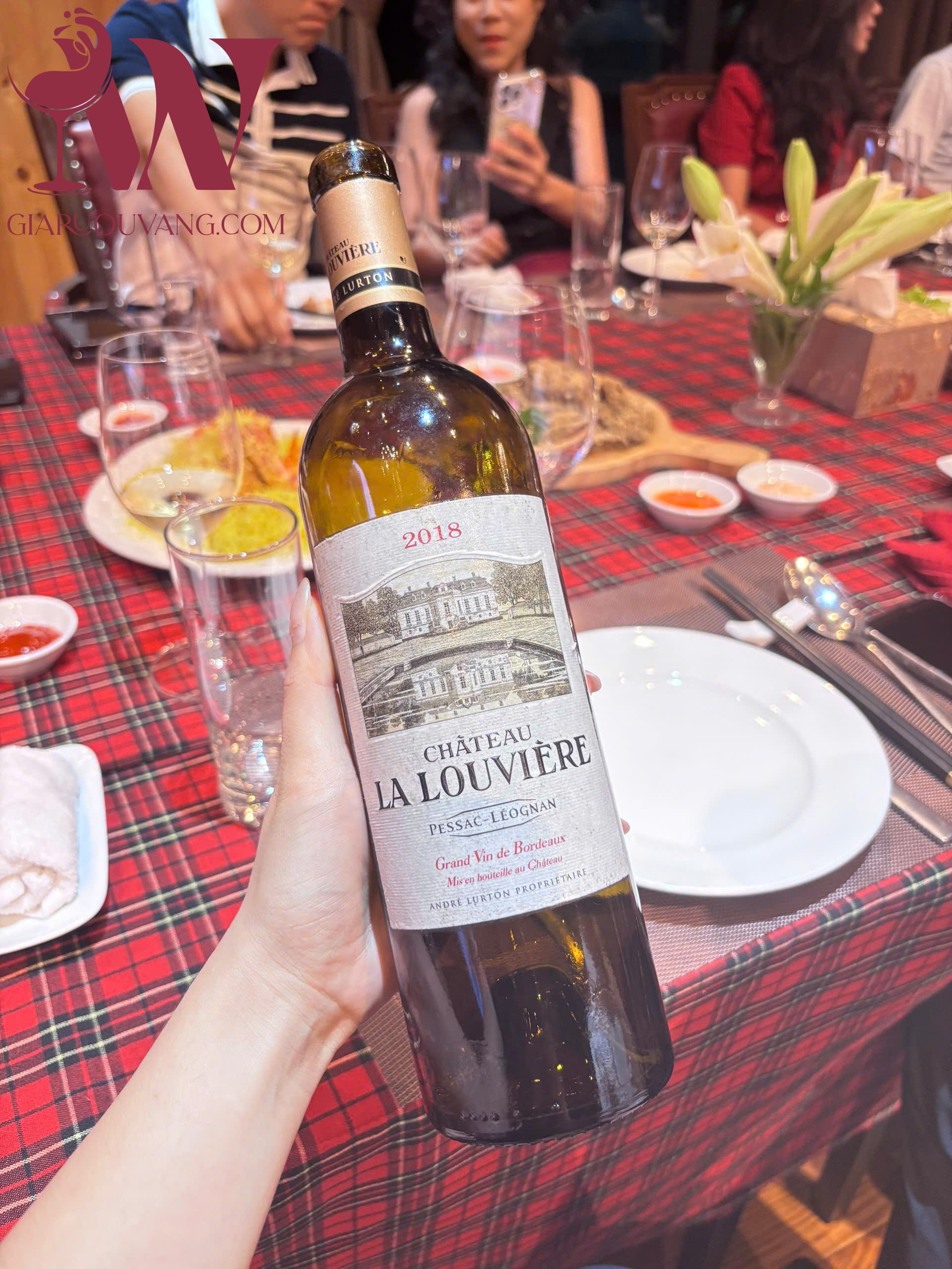 VANG PHÁP TRẮNG CHATEAU LA LOUVIERE PESSAC LEOGNAN