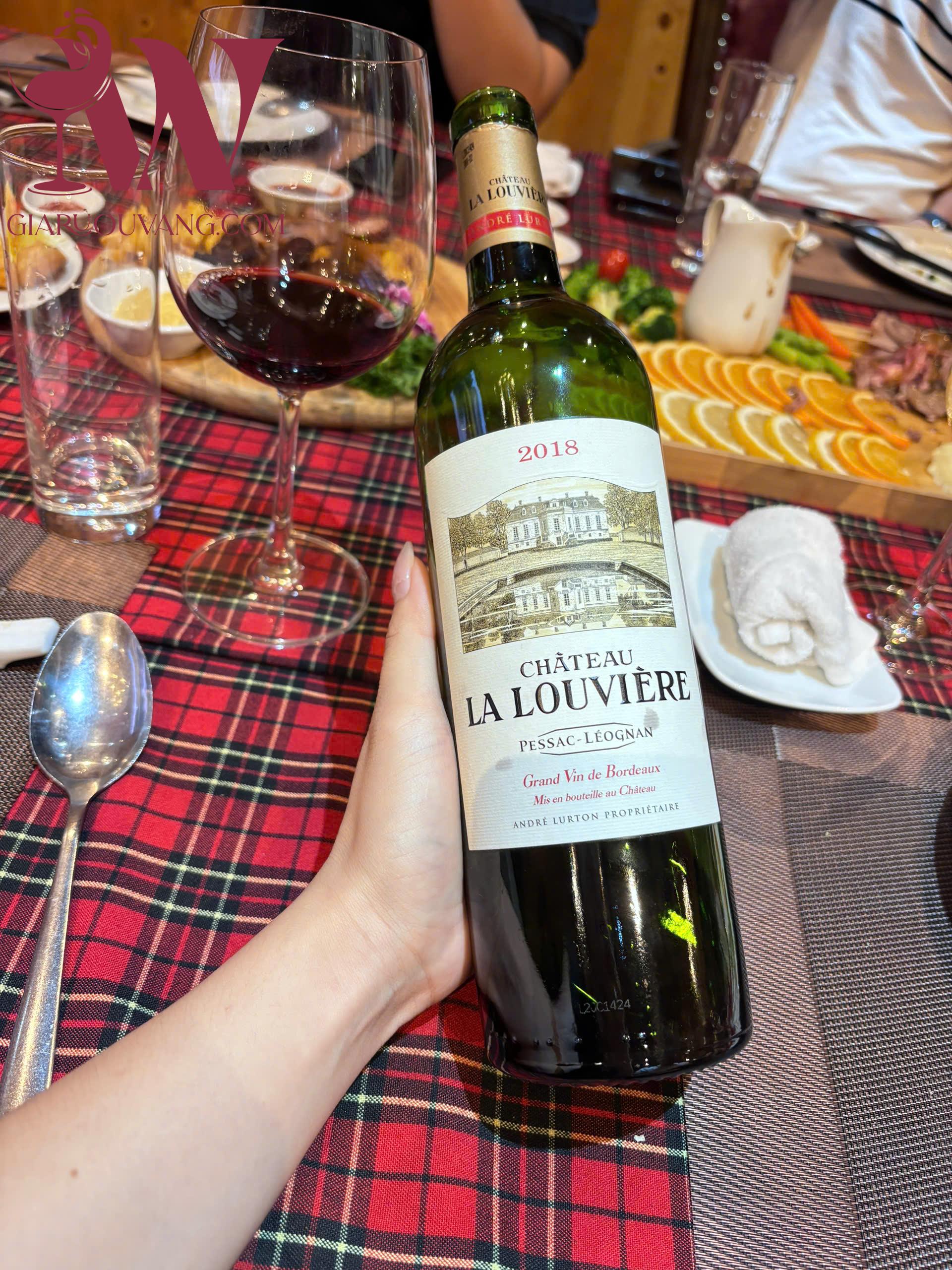 VANG PHÁP CHATEAU LA LOUVIERE PESSAC LEOGNAN